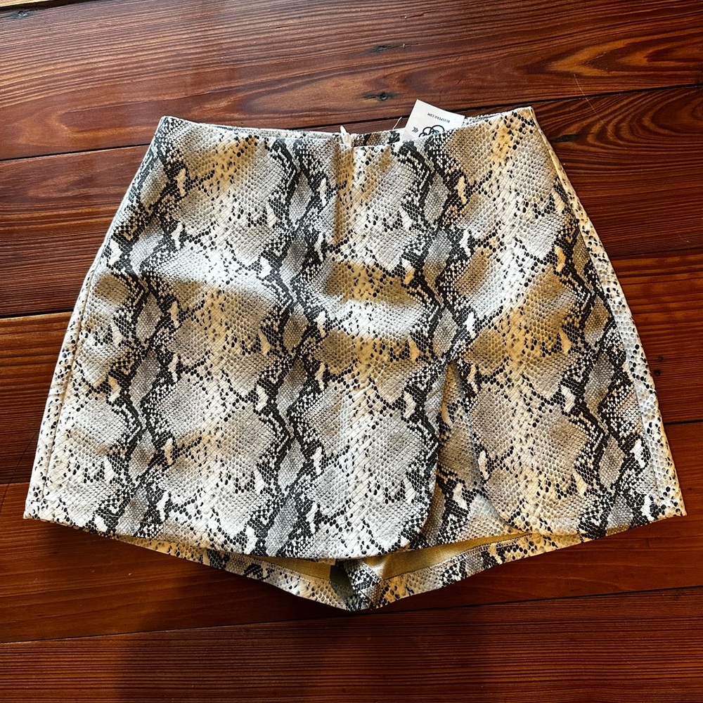 NWT Cloud 10 Snake Print Skort, Size S, Gray/Off White